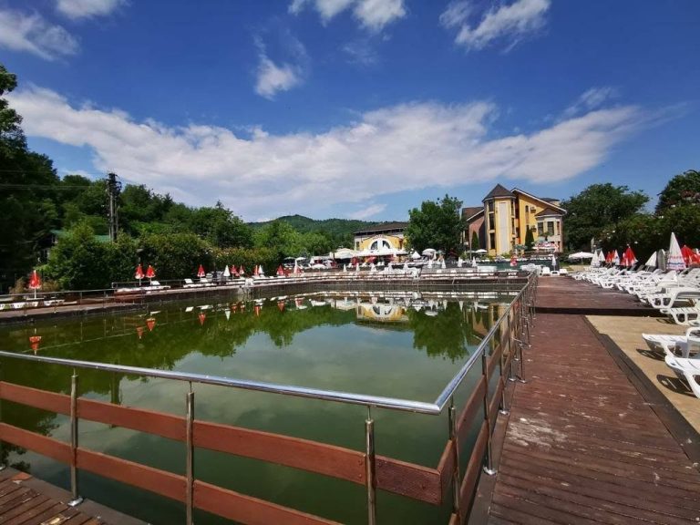 Baia Roșie. Lacul îmbrăcat în culoarea fierului